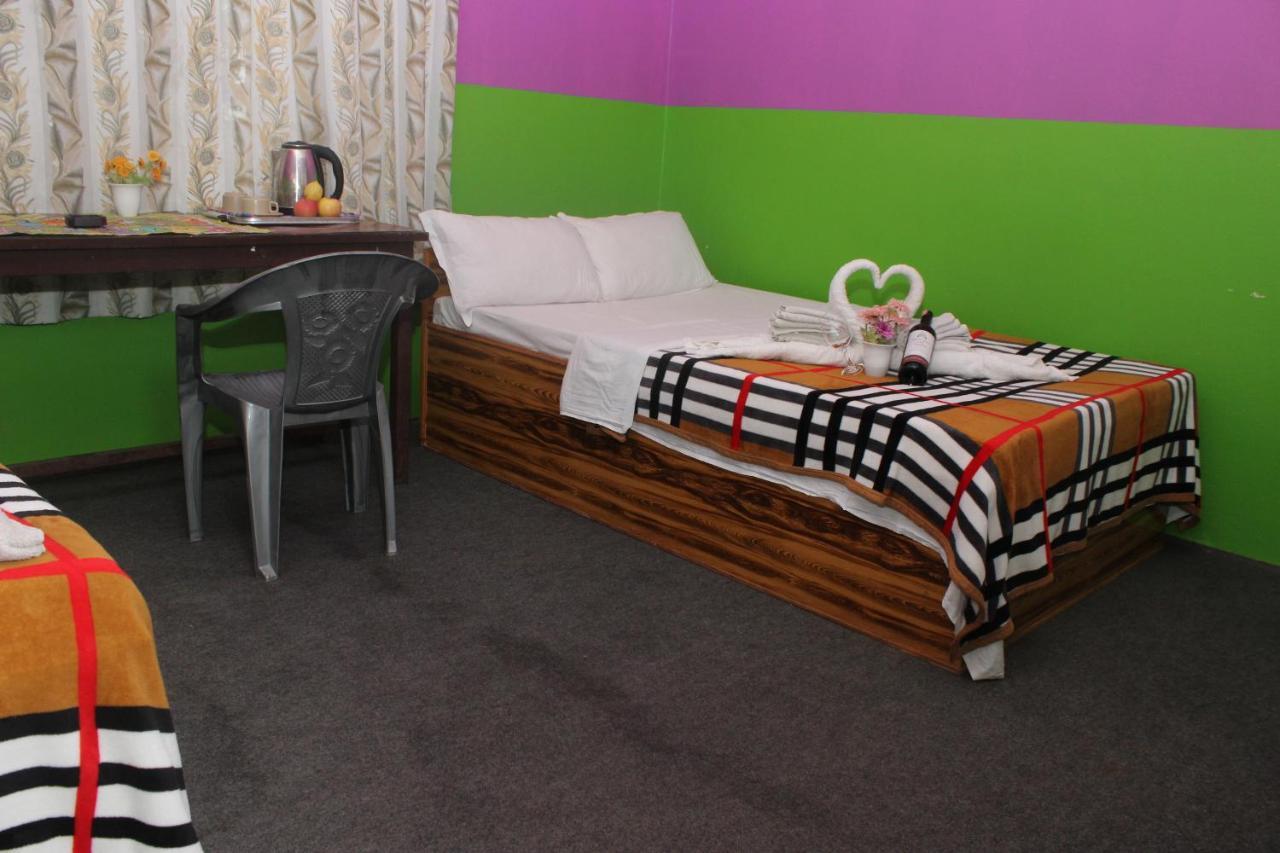 Robins Nest Hotel & Restaurant Deorāli Esterno foto
